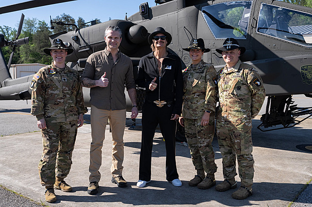 Hegseth vzal Kida Rocka na let vrtulníkem, už ho poctili i přeletem nad jeho domem