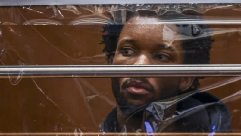 Dívku ubodal, poté rozřezal motorovkou: Chtěl ji umlčet, viní prokuratura známého zpěváka