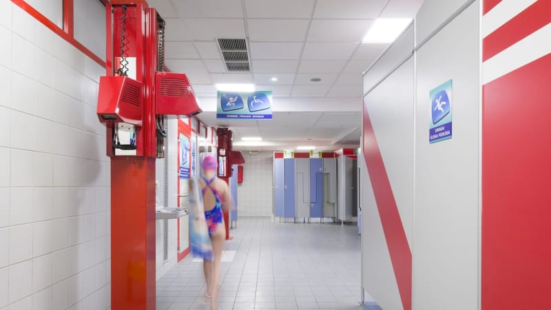 Do sprch bez plavek? Nemůžeme děti nutit, míní Králová. Lidé volají aspoň po závěsu