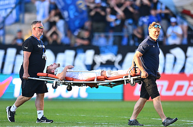 Loket, který uspal Hodouše. Jasná červená, řekl Kováč i experti. Sudí úder neviděl