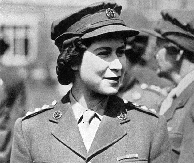 Alžběta II. se ještě jako princezna na konci války tajně připojila k jásajícímu davu