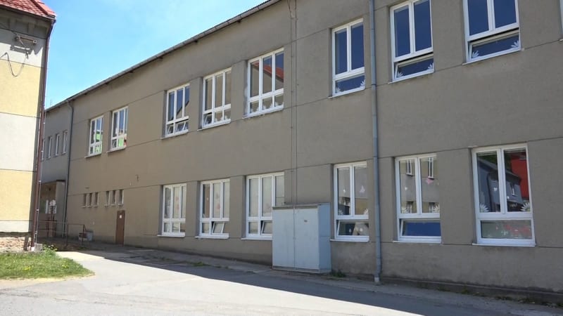 Vzpoura na ZŠ v Bohuslavicích: Děti demonstrují, učitelé odcházejí. Neodstoupím, říká ředitel