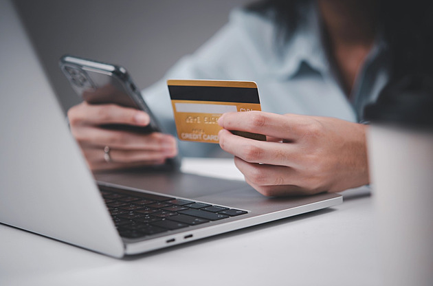 Banka v Česku vypne v neděli internetové bankovnictví a platby kartou na internetu