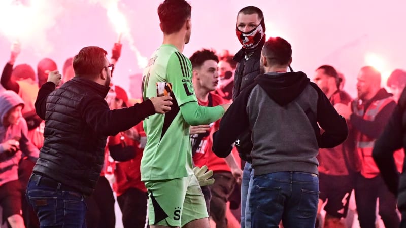 Skandál v Edenu. Slávisté vtrhli na hřiště a napadli hráče Sparty, zápas se nedohrál