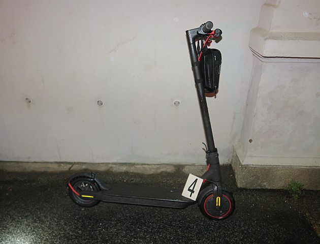 Muž bez přilby přeletěl přes řídítka elektrokoloběžky, pád na silnici nepřežil