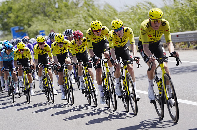 Giro ONLINE: První italská etapa. Peloton kontroluje šestici v úniku