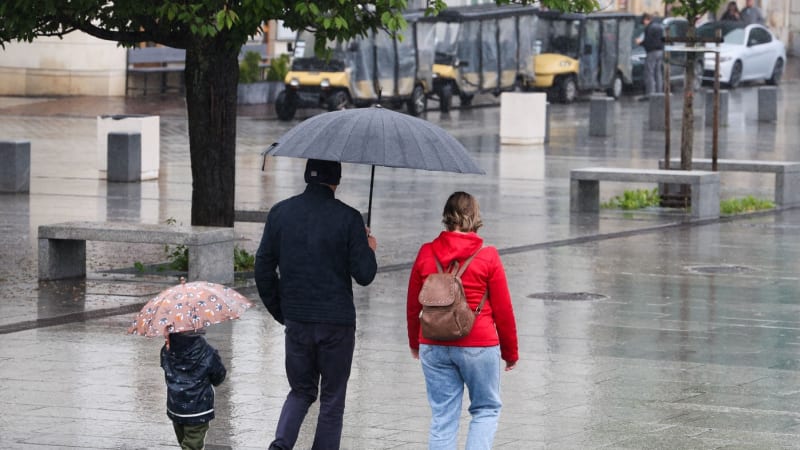 Nad Českem visí hrozba bouřek, pak se oteplí. MAPA ukazuje, kde naprší nejvíce