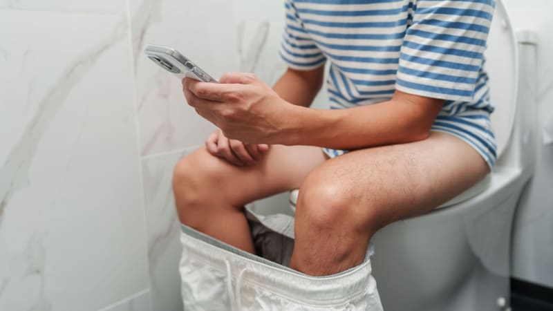 Častý nešvar na záchodě nás vystavuje velkému nebezpečí. Co hrozí při toilet scrollingu?