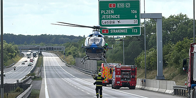 Hromadná nehoda kamionů uzavřela Pražský okruh