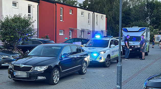 Taxikář se v Poleradech u Prahy pohádal se zákazníky, jednoho z nich postřelil