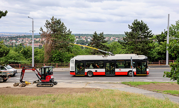 Vítej zpátky, po půl století. Trolejbus otestoval elektrifikovanou trať na Strahov