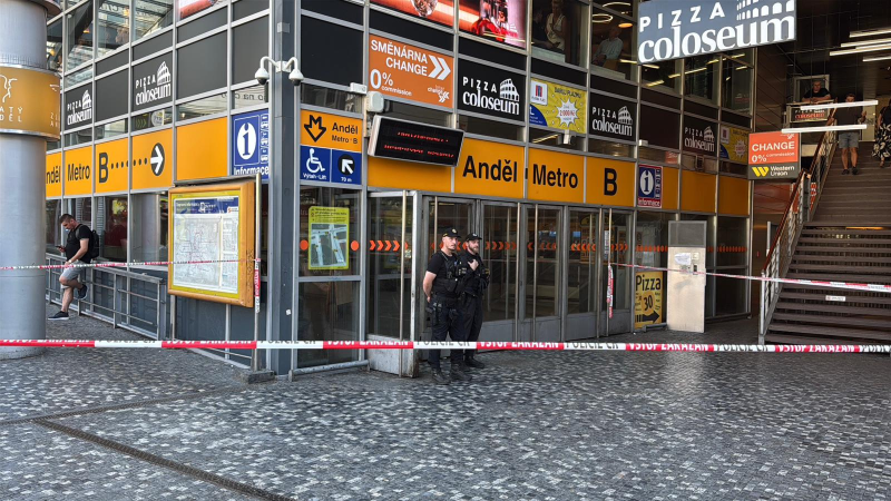 Pod metro na Andělu skočil člověk, na místě zemřel. Linka B stála