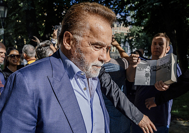 Vrátím se, slíbil Schwarzenegger zaplněnému Žofínu. Fotka s ním stála dvacet tisíc