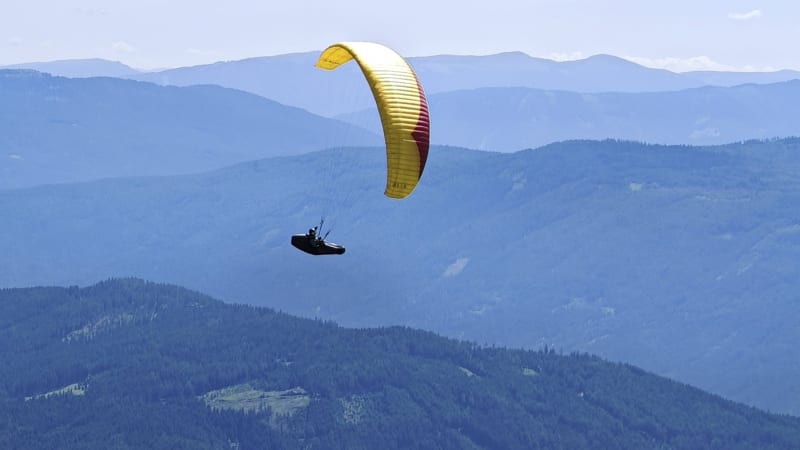 Neštěstí v Tyrolsku: Český paraglidista vletěl do svahu, zachraňoval ho vrtulník