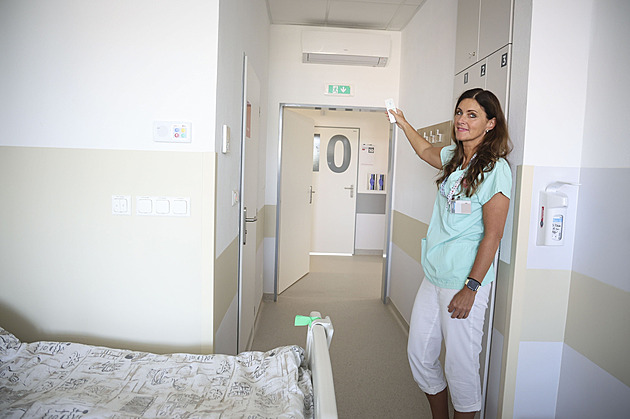 Vaříme se, stěžují si pacienti nemocnic. Bojovná babička zařídila dětem klimatizaci