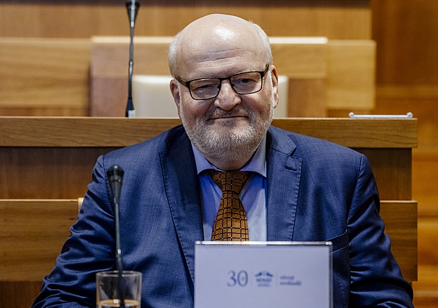 Macinka odmítl, aby exministr Herman byl dál honorárním konzulem