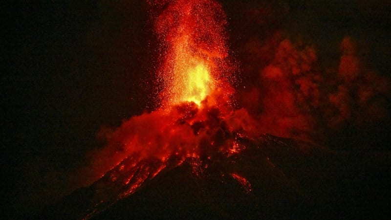 Sopka Fuego opět běsní. Výbuch a pyroklastické proudy vyvolaly v Guatemale rozsáhlou evakuaci