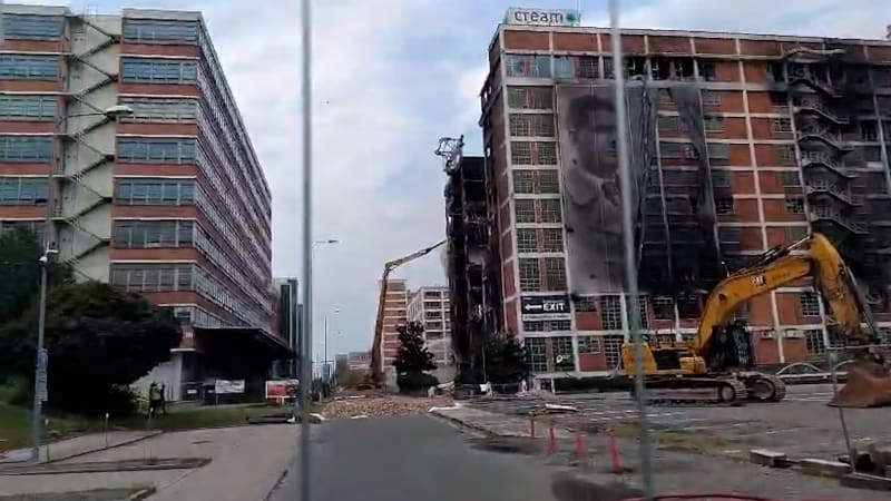 Velká demolice ve Zlíně: Do vyhořelé budovy se pustil stotunový bagr. Video ukazuje jeho postup
