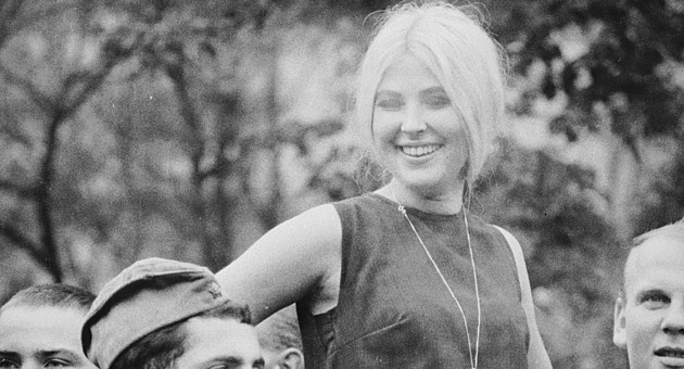 Koketovala s Rusy. Fotka veselé blondýny připomíná sexuální kolaboraci v srpnu ’68