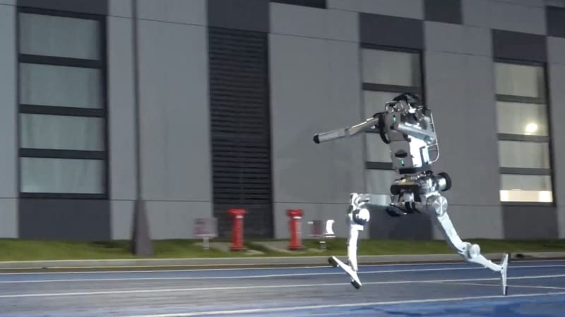 Robotí olympiáda odstartovala. Excelují v rychlosti, záběry neohrabanosti ale budí posměch
